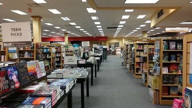 Books-A-Million Cuyahoga Falls Ohio comic book store in Cuyahoga Falls, Ohio