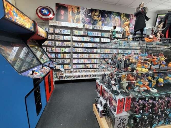 Comic book store in Burbank Halo 13